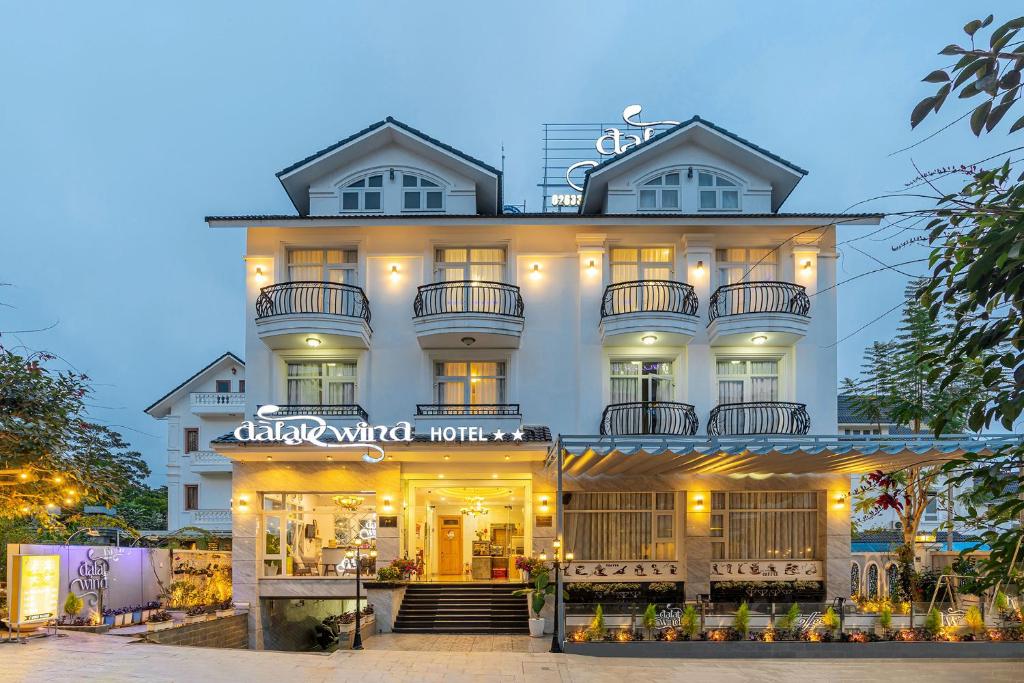 un gran edificio blanco con balcones. en Dalat Wind Hotel, en Da Lat