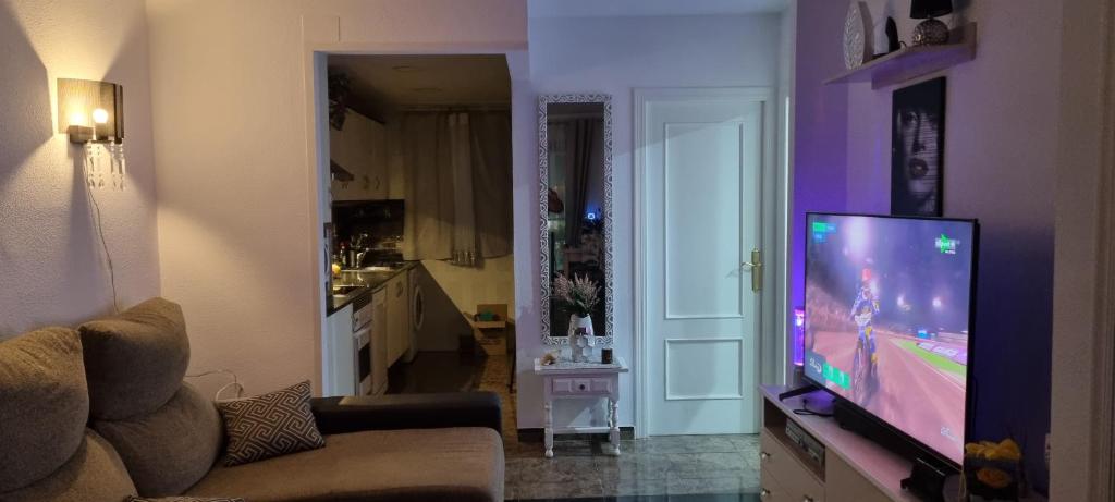 Televízia a/alebo spoločenská miestnosť v ubytovaní Apartamenty Deluxe - Los Naufragos -Torrevieja Costa Blanca
