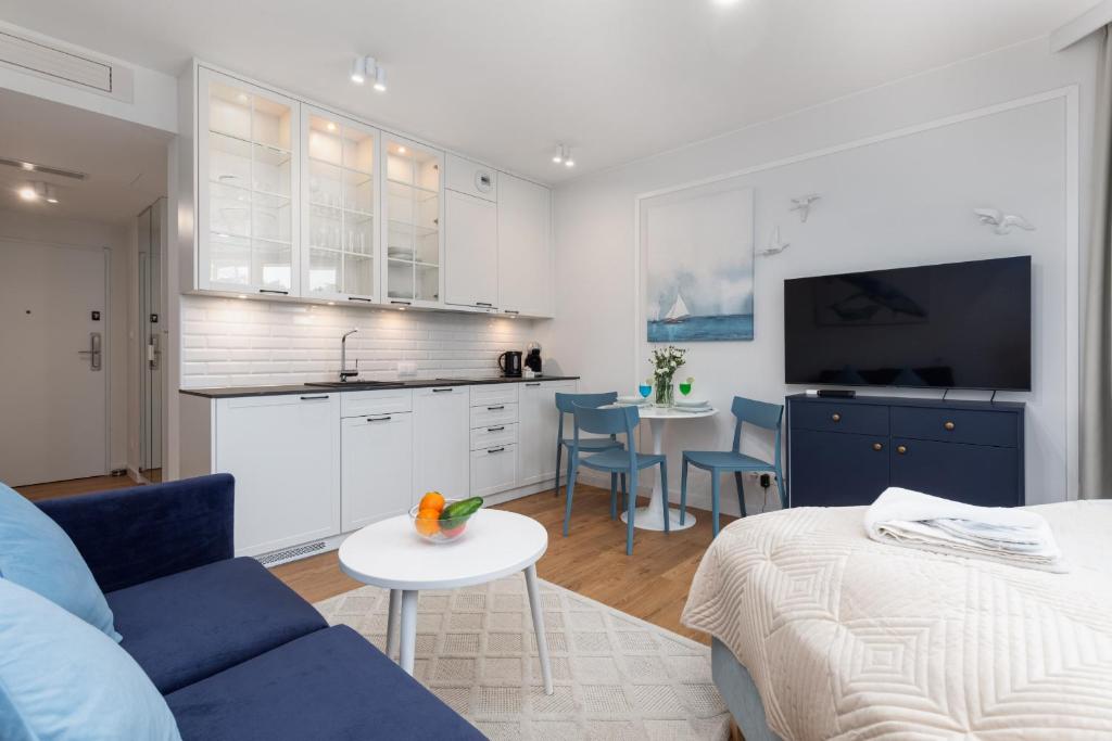 Telewizja i/lub zestaw kina domowego w obiekcie Apartments Mazowiecka Pobierowo by Noclegi Renters