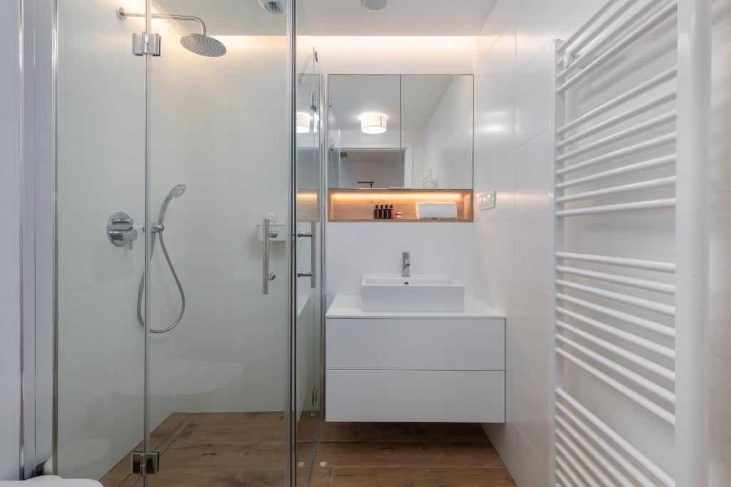 Łazienka w obiekcie Apartments Mazowiecka Pobierowo by Noclegi Renters