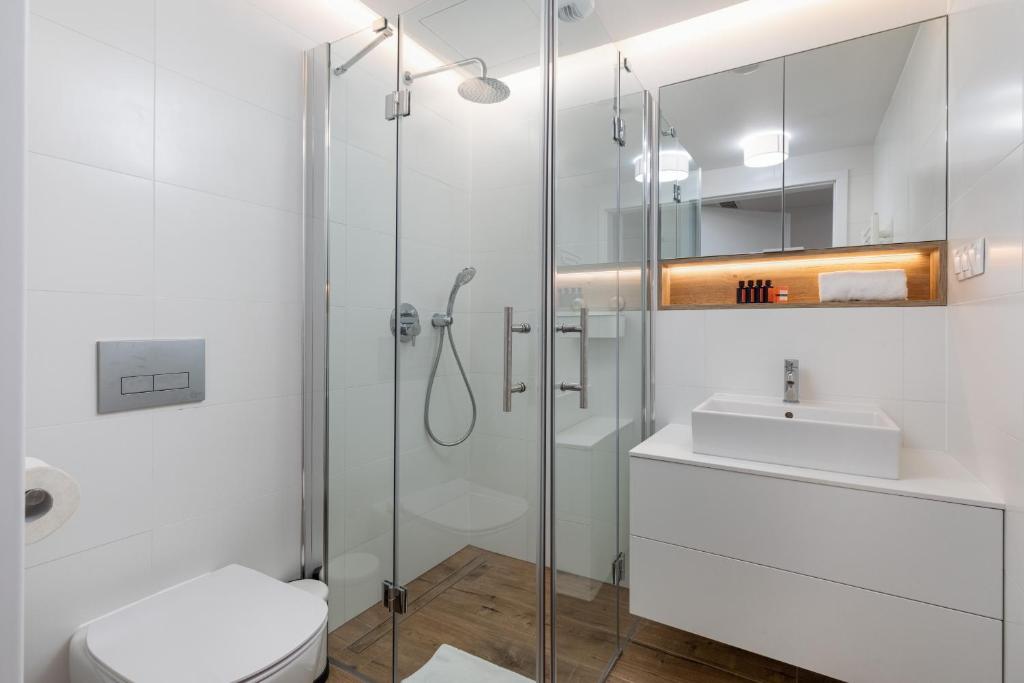 Łazienka w obiekcie Apartments Mazowiecka Pobierowo by Noclegi Renters