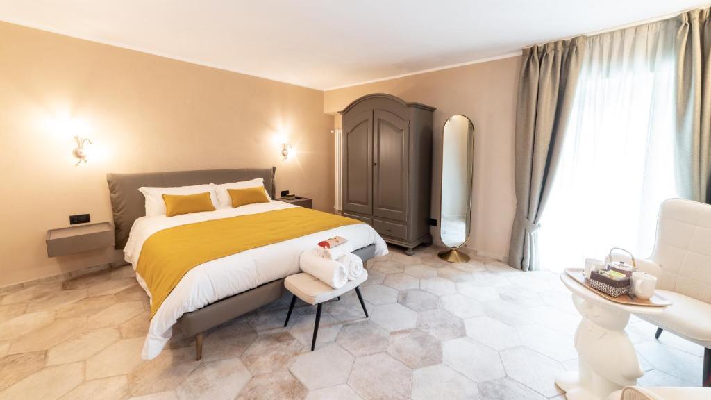 Un dormitorio con una cama con un osito de peluche sentado en una silla en Ca' Ginet, en Cravanzana