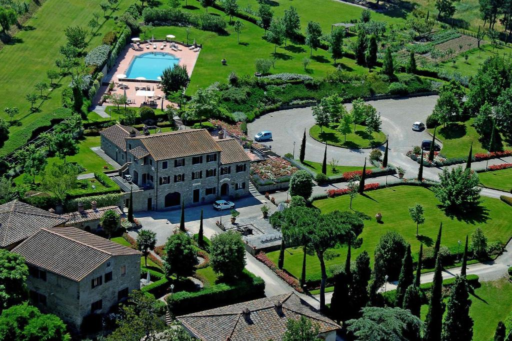 uma vista aérea de uma mansão com piscina em Borgo Il Melone em Cortona