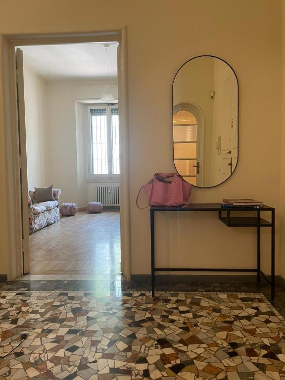 una stanza con specchio e tavolo con borsa di Big Apartment Outside Ztl Zone a Firenze