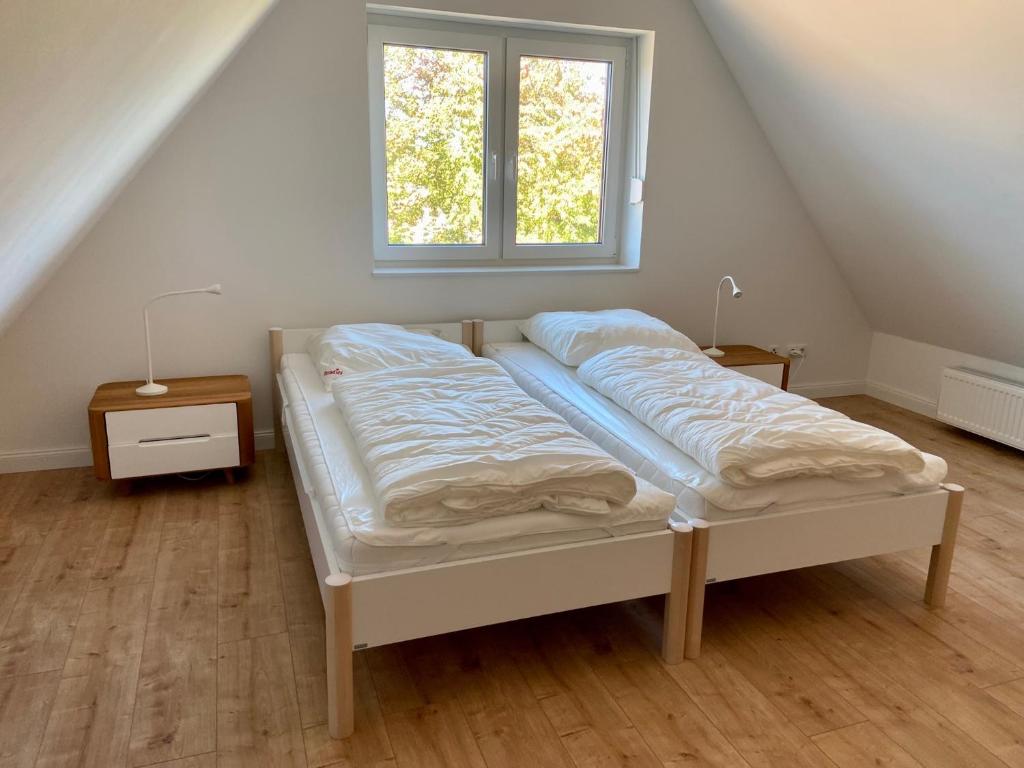 un letto in una stanza con finestra di 3100 - Kuhns Strandhus Grömitz a Grömitz