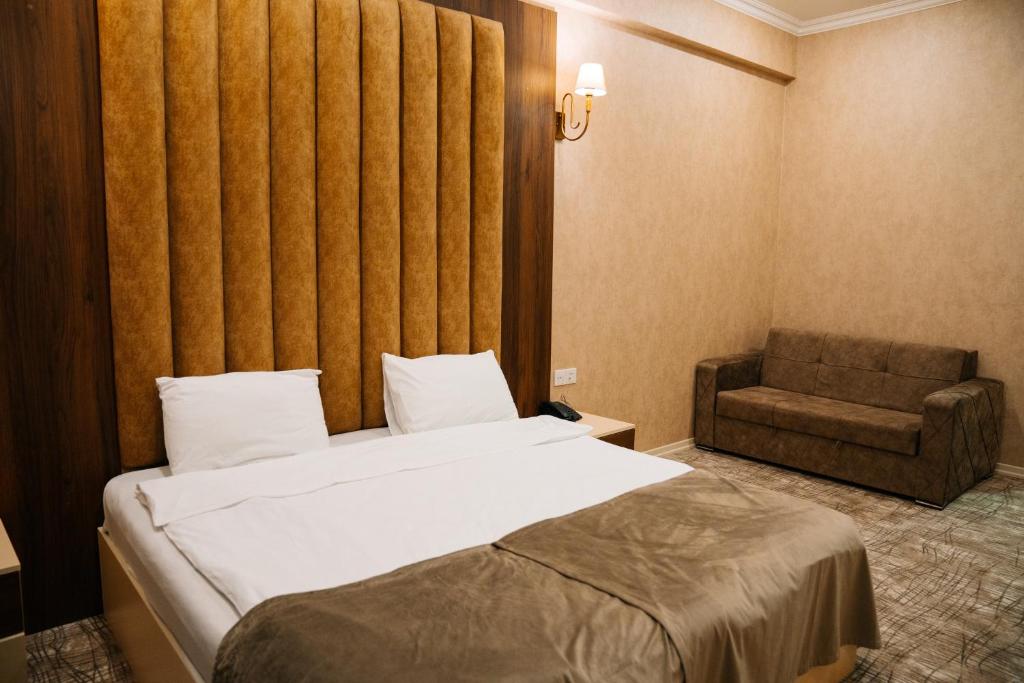 Postel nebo postele na pokoji v ubytování The Clocktower Hotel