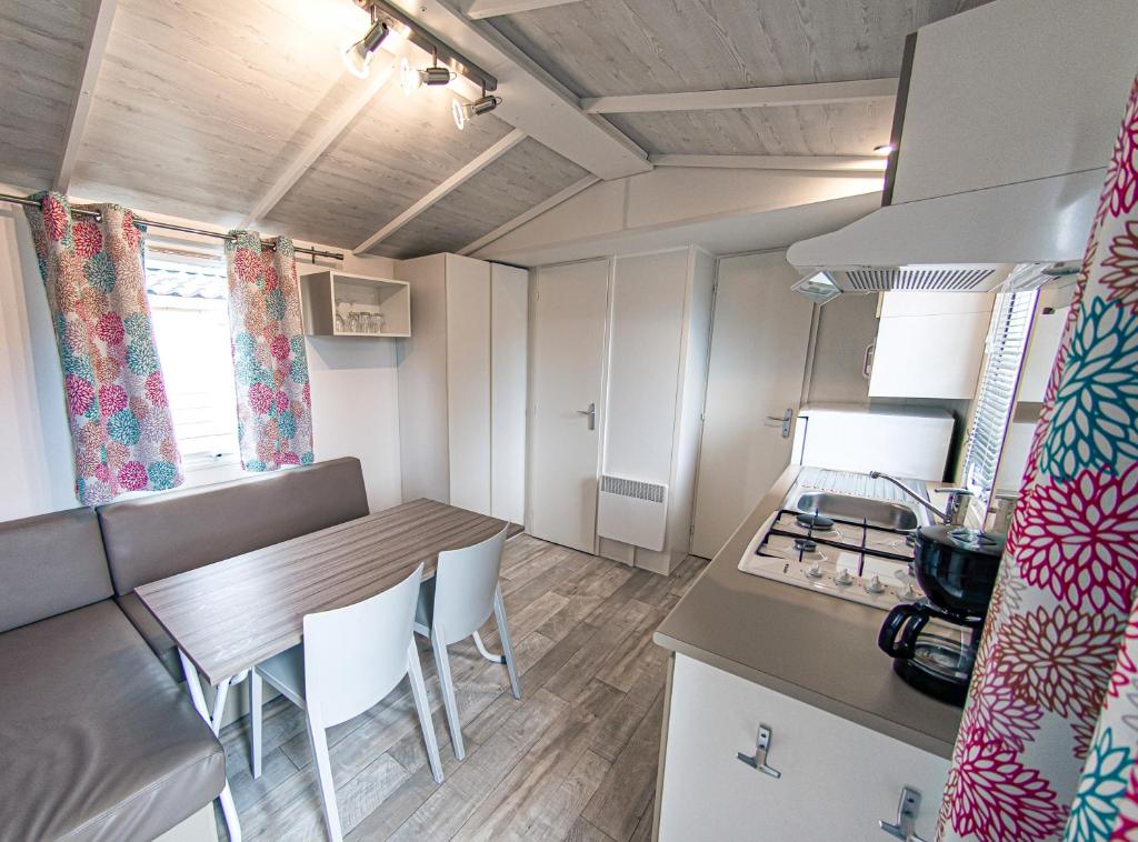 Kuchyňa alebo kuchynka v ubytovaní Albatross Mobile Homes on Camping Playa Brava