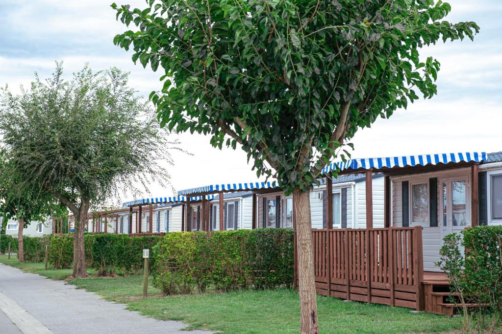 Budova, v ktorej sa kemping nachádza