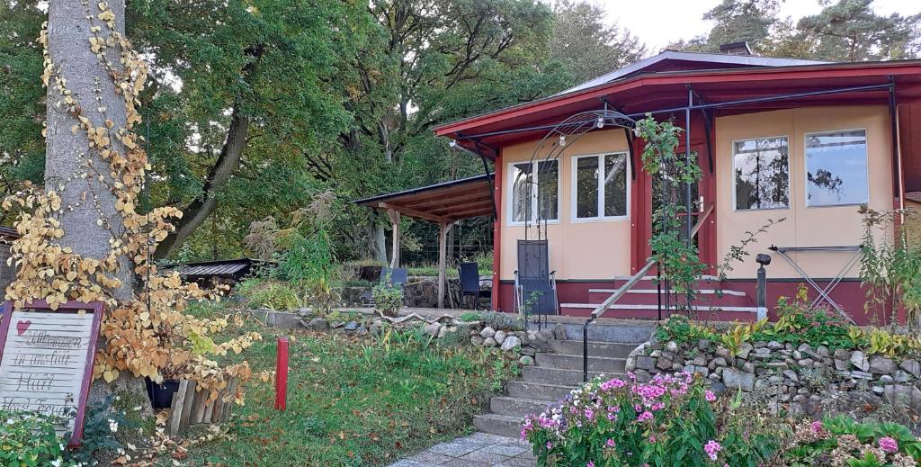 ノイシュトレーリッツにあるFerienhaus Praelank SEE 7501の小さな赤い家