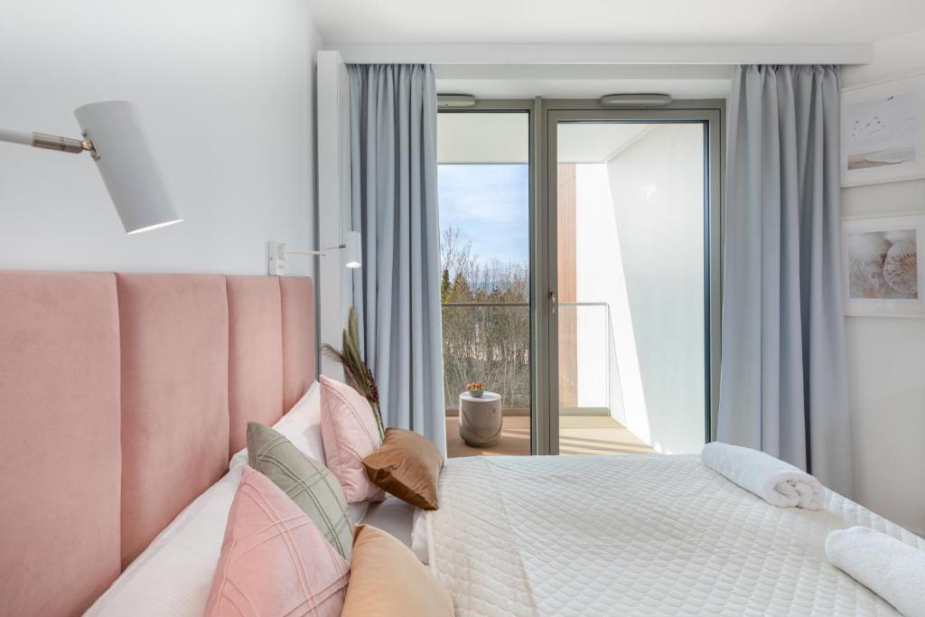 Łóżko lub łóżka w pokoju w obiekcie Apartments Mazowiecka Pobierowo by Noclegi Renters