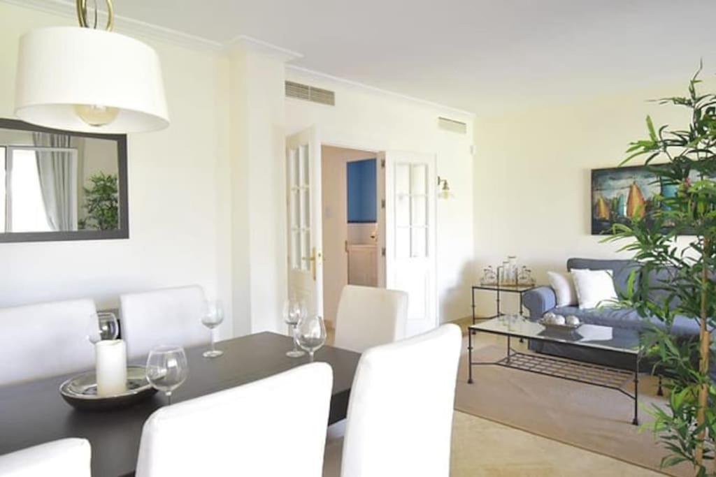 sala de estar con mesa y sofá en Spacious 3 BED Home in La Quinta Golf- Marbella, en Málaga