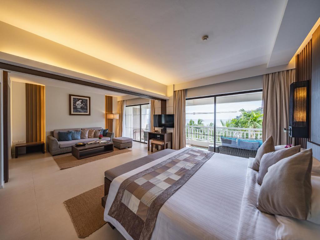 Postel nebo postele na pokoji v ubytování Cape Panwa Hotel Phuket