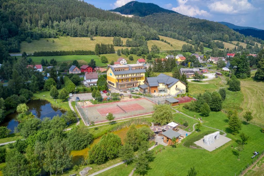 eine Luftansicht eines Hauses auf einem Hügel mit See in der Unterkunft Hotel Helios in Lipová-lázně