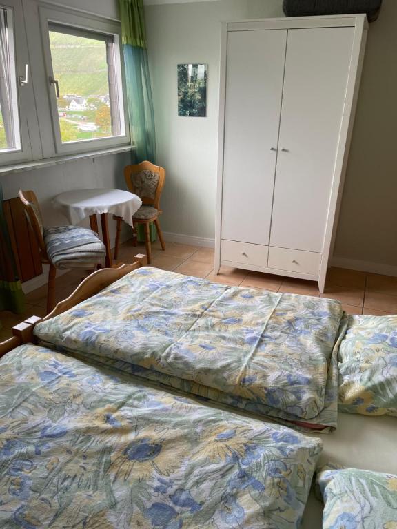 Postel nebo postele na pokoji v ubytování Wein & Gästehaus Porten-Becker