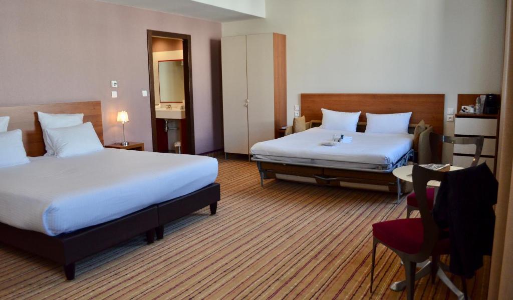 Uma cama ou camas num quarto em Hotel Lyon-ouest