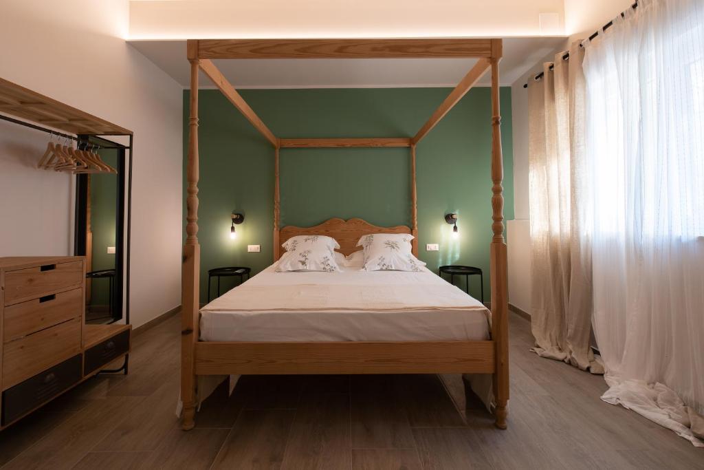 1 dormitorio con cama con dosel y vestidor en Tenuta Tre Gemme a mare - Suite Salvia, en Pescara