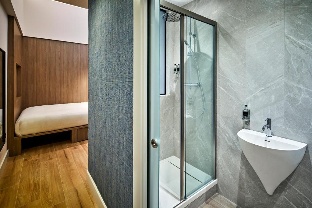 Koupelna v ubytování Handel's Hotel