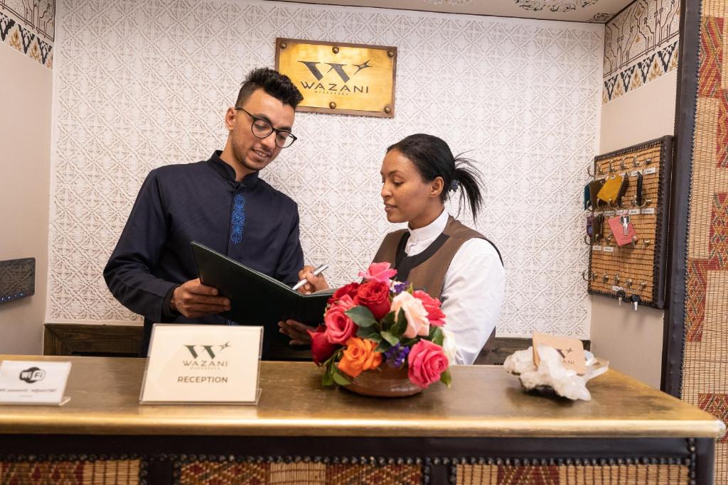 Členové personálu v ubytování Riad Wazani Square & SPA