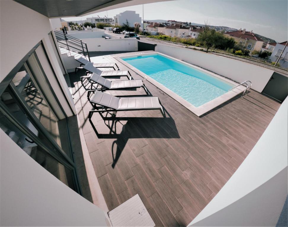 uma vista sobre uma piscina numa varanda em Casa Boa Onda em Lourinhã