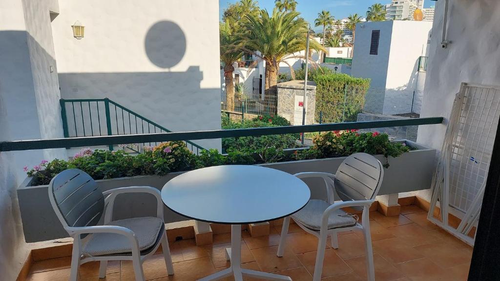 A balcony or terrace at APARTAMENTOS BUNGAMERICA n114