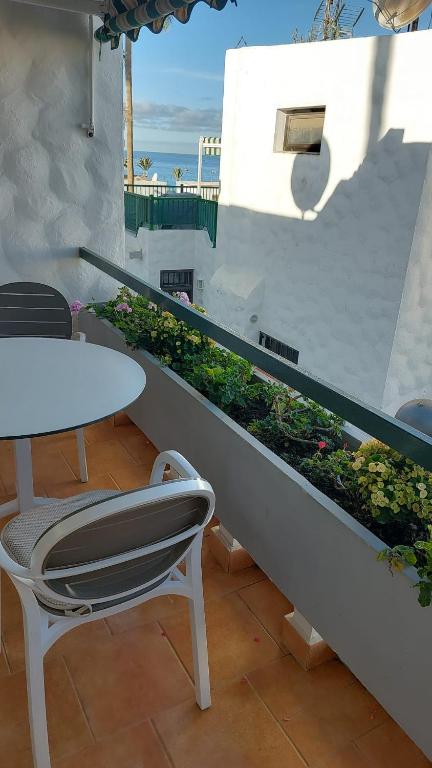 A balcony or terrace at APARTAMENTOS BUNGAMERICA n114