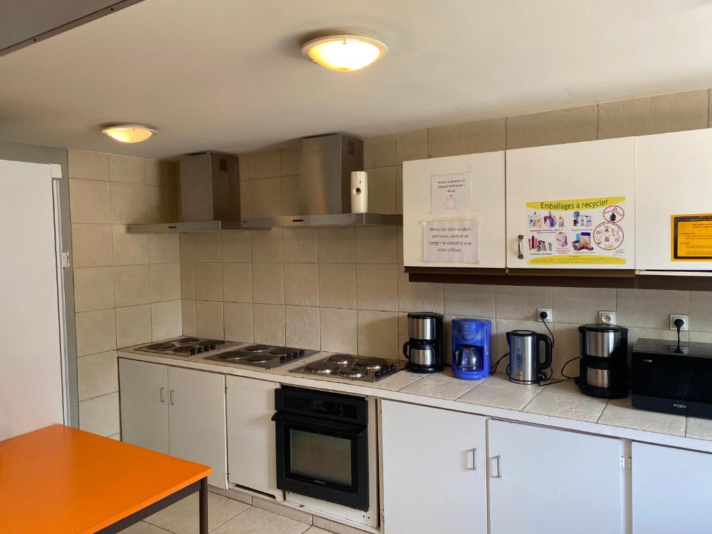Kuchyň nebo kuchyňský kout v ubytování Complexe des Oustalous