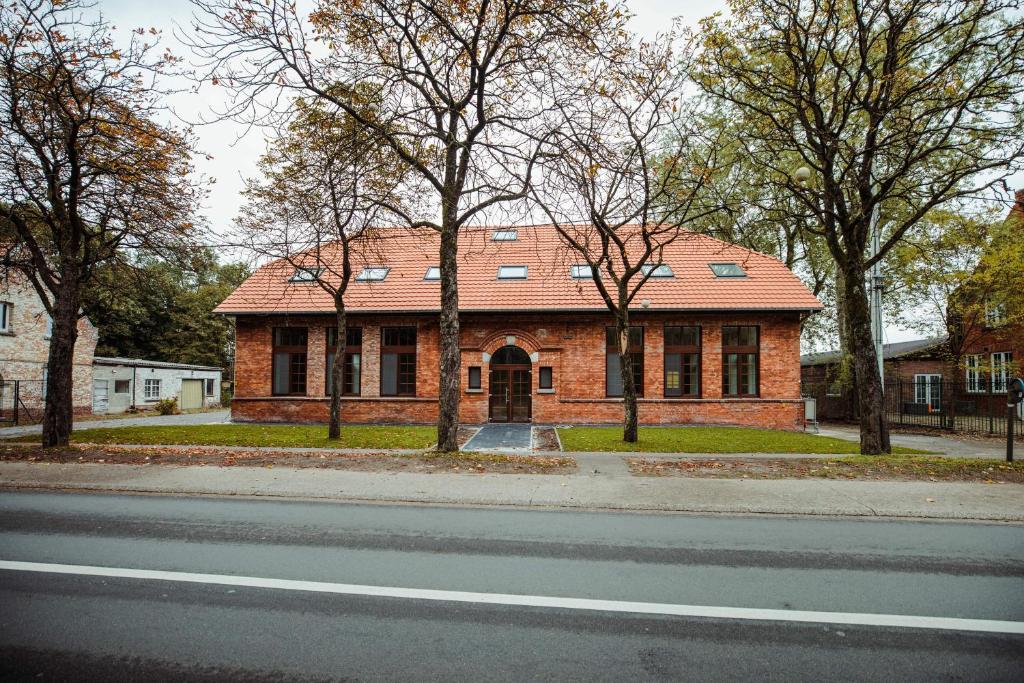 Una casa de ladrillo con techo rojo en una calle en City Housing Genk, en Genk