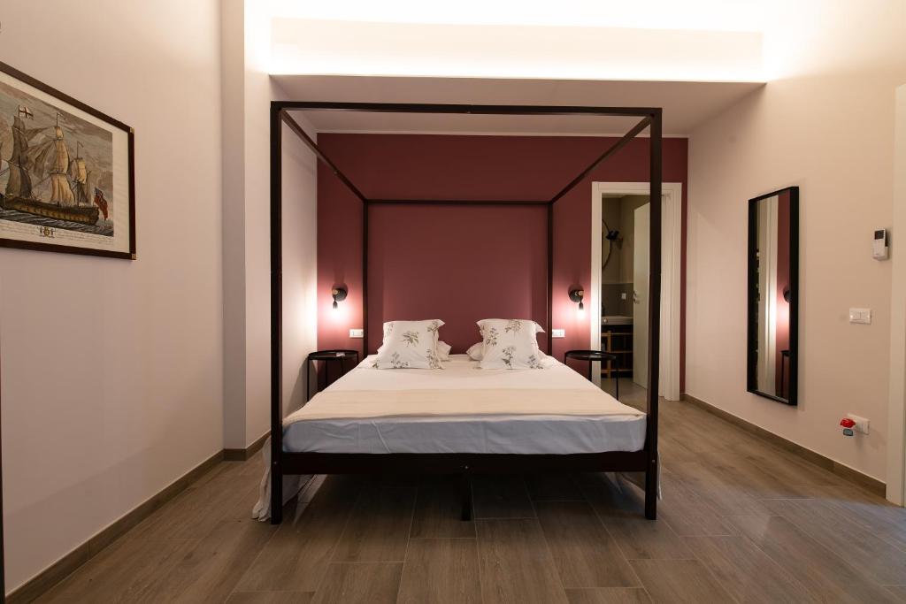 sypialnia z dużym łóżkiem z baldachimem w obiekcie Tenuta Tre Gemme a mare - Suite Purple w mieście Pescara