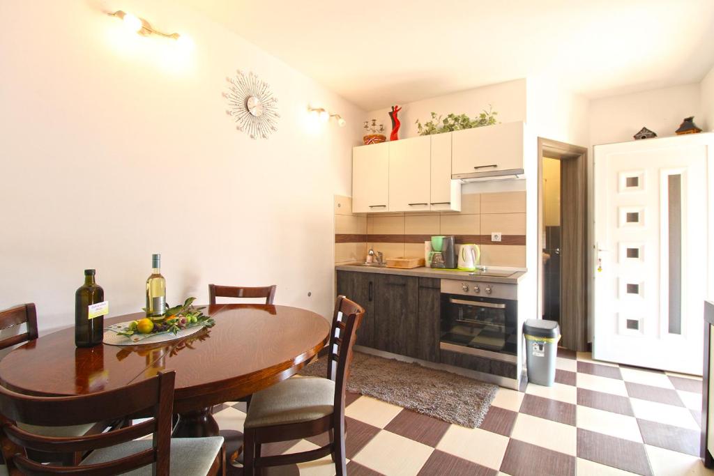 Kuchyňa alebo kuchynka v ubytovaní House Marija 1801