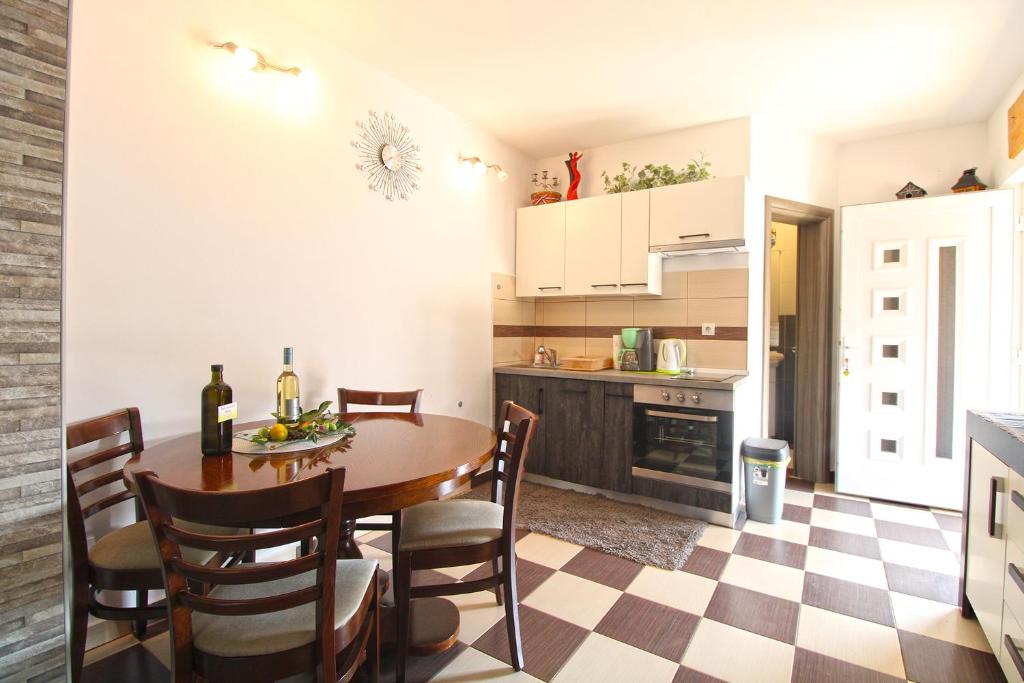 Kuchyňa alebo kuchynka v ubytovaní House Marija 1801