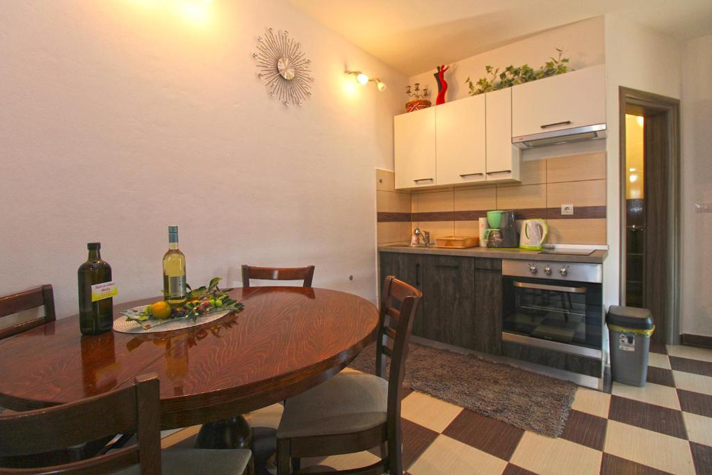 Kuchyňa alebo kuchynka v ubytovaní House Marija 1801