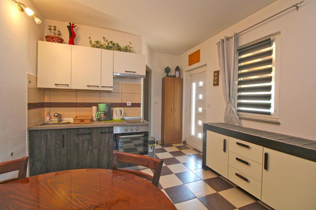 Kuchyňa alebo kuchynka v ubytovaní House Marija 1801