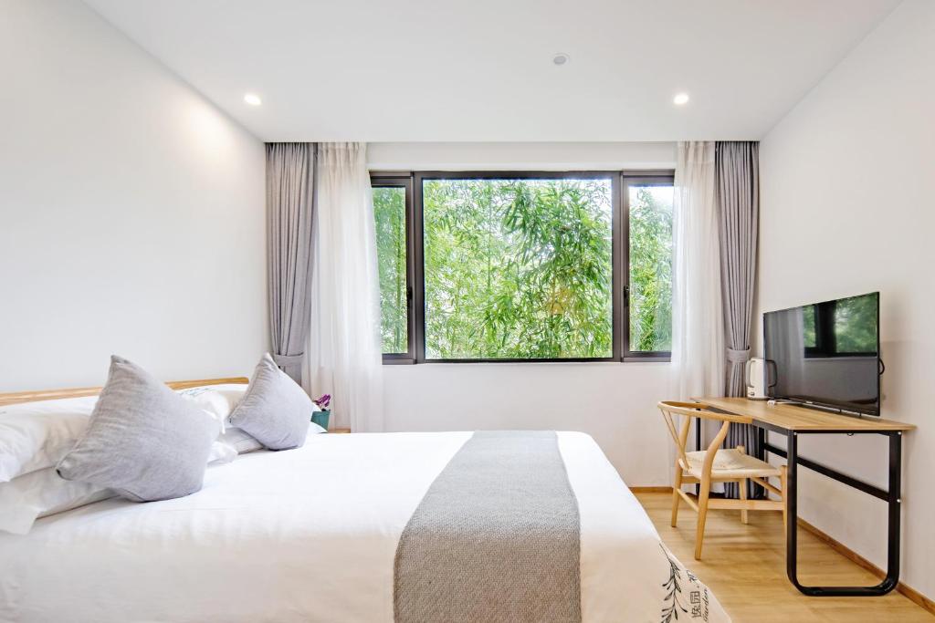 TV a/nebo společenská místnost v ubytování Moganshan Naicang Boutique Hotel