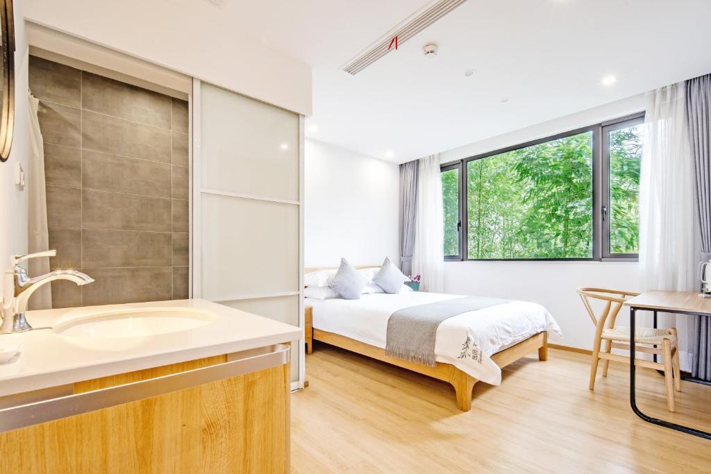 Postel nebo postele na pokoji v ubytování Moganshan Naicang Boutique Hotel