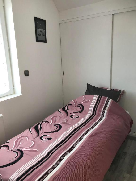 Postel nebo postele na pokoji v ubytování Maisonnette cosy à Châtillon-Coligny