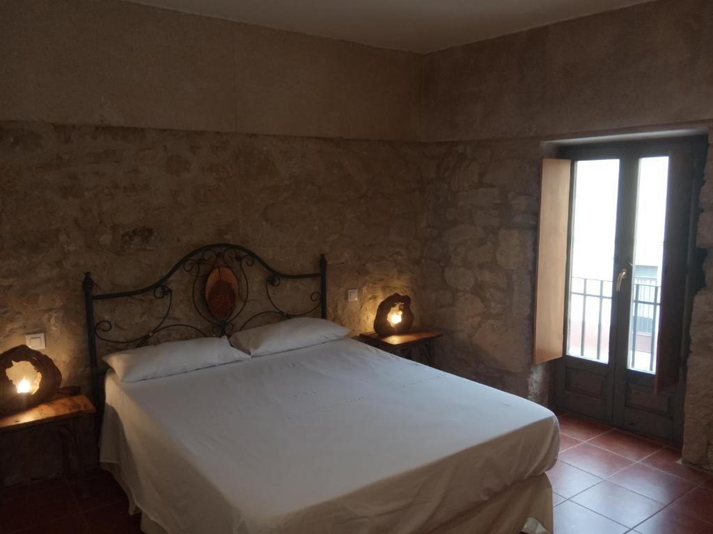 - une chambre avec un lit dans une pièce dotée d'une fenêtre dans l'établissement El Manzano, à Torre del Compte