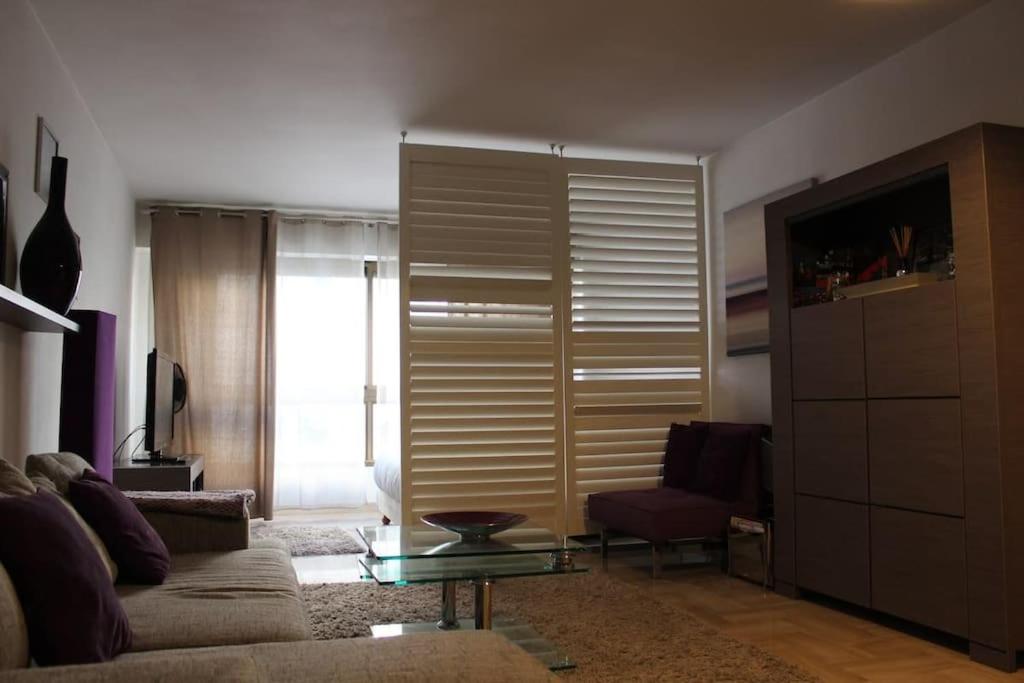 un salon avec un canapé et une table dans l'établissement C056-Cannes Rue Antibes - Studio, à Cannes