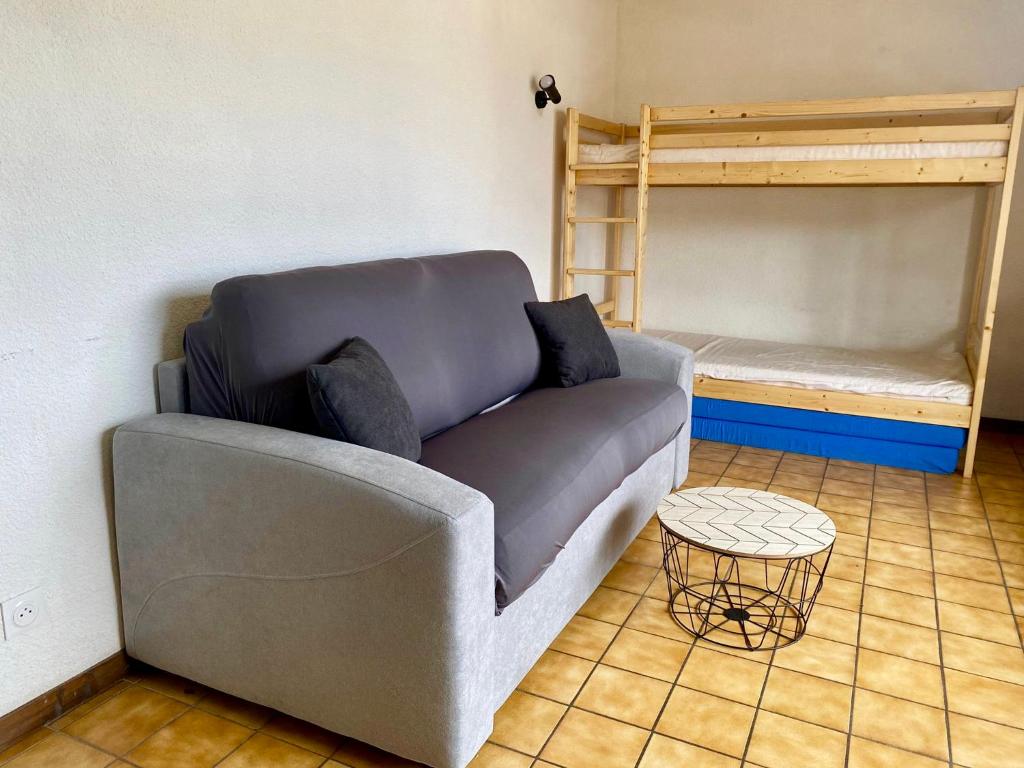 sala de estar con sofá y litera en Grand Studio aux pieds des pistes sans vis à vis, en Les Gets