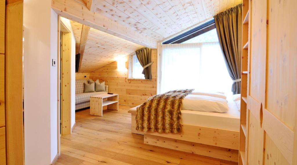 Postel nebo postele na pokoji v ubytování Chalet Elisabeth dolomites alpin & charme