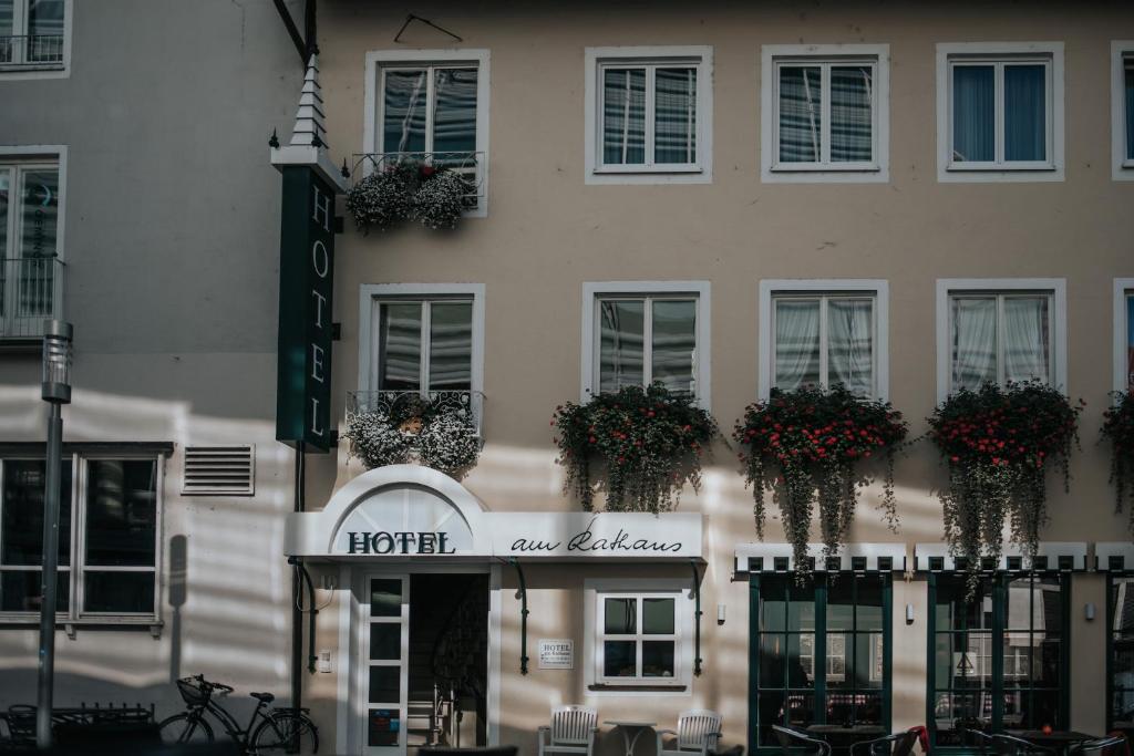 a hotel with potted plants on the side of a building at Boutique Hotel am Rathaus - Reblaus in Ulm