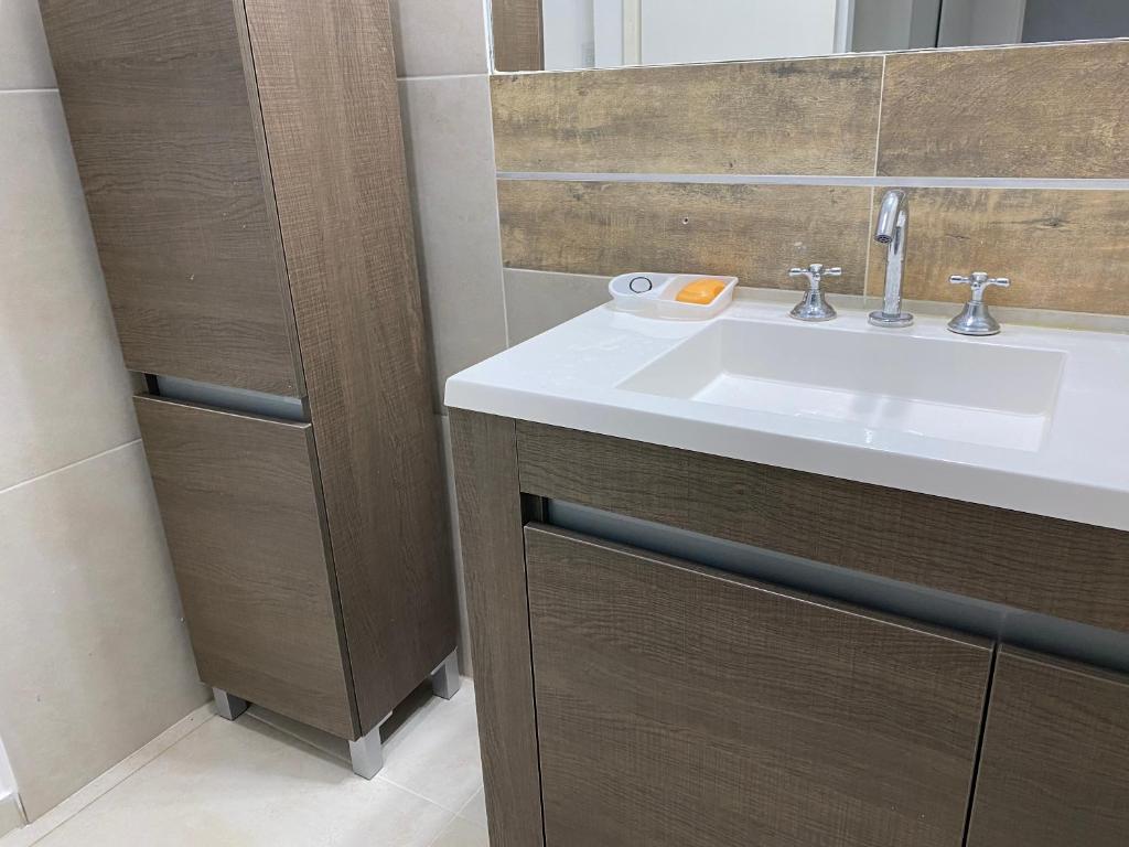 Casa frente al lago en barrio privado