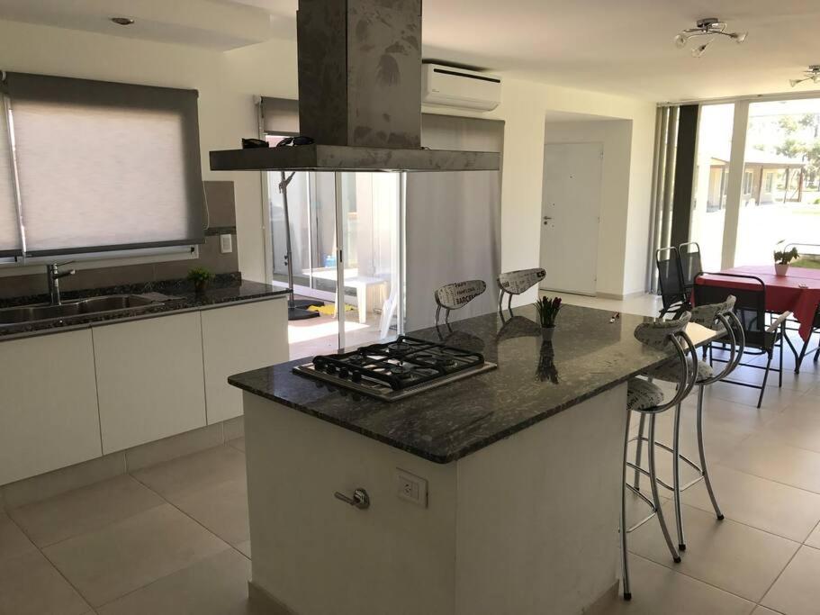 Casa frente al lago en barrio privado