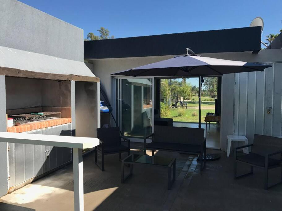 Casa frente al lago en barrio privado