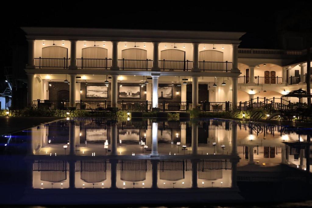 Bazén v ubytování Lagoon Sarovar Premiere Resort - Pondicherry nebo v jeho okolí