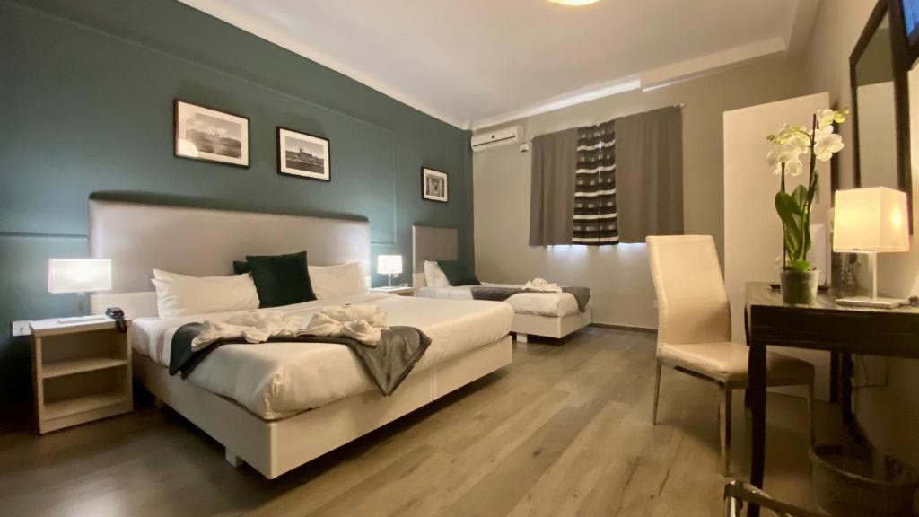 Postel nebo postele na pokoji v ubytování Sliema Marina Hotel