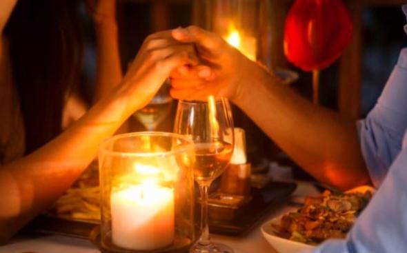 un grupo de personas sentadas en una mesa con copas de vino en Love room, Les nuitées secrètes de Rouen en Darnétal