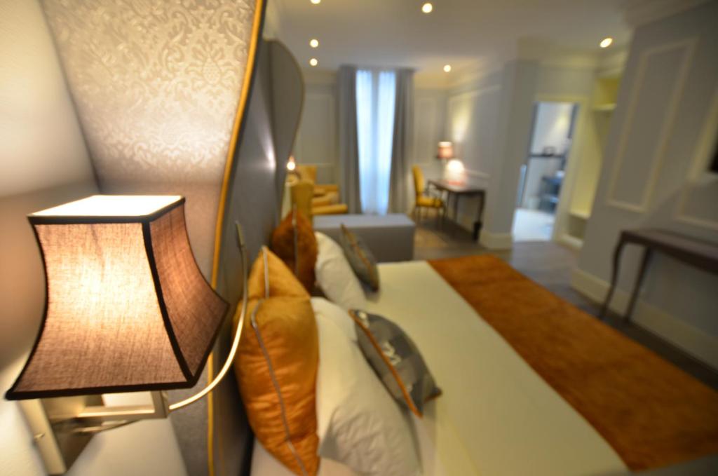 ヴィチェンツァにあるホテル カンポ マルツィオのホテルルーム ベッド1台&ランプ2つ付
