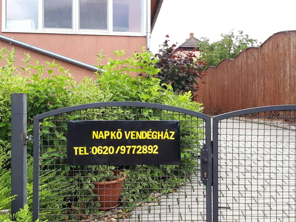 ein Schild an einem Tor vor einem Haus in der Unterkunft Napkő in Kőszeg