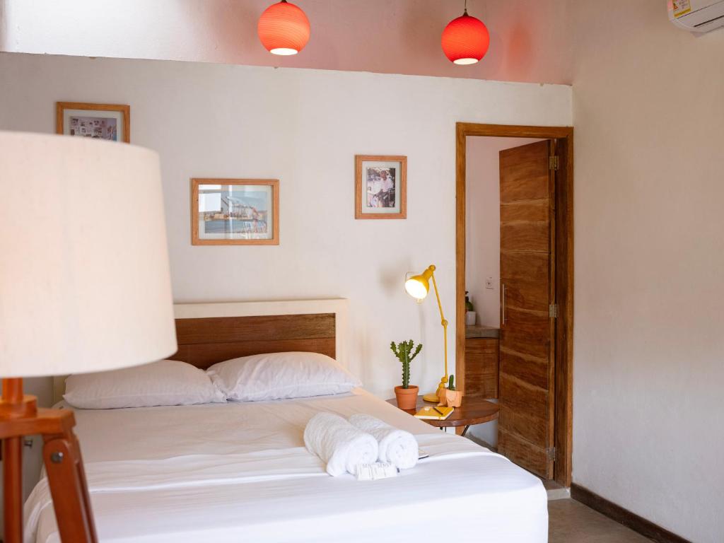 um quarto com uma cama com duas toalhas em Casa Tunido em Santa Marta