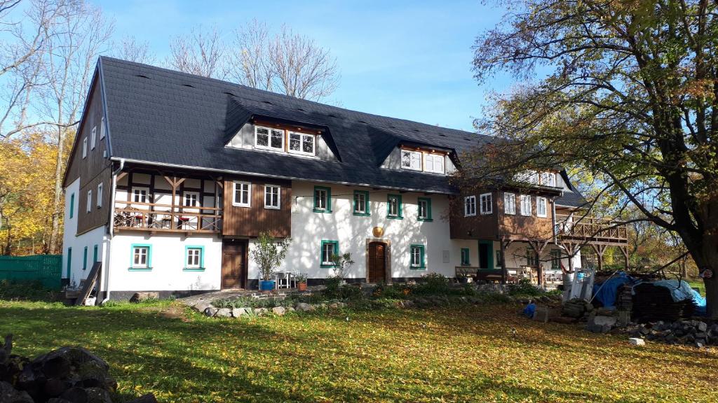 una gran casa blanca con techo negro en Chata Chlumík en Děčín